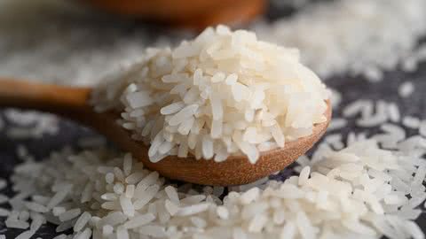Rede de supermercados limitam vendas de pacotes de arroz - Imagem: Reprodução Freepik