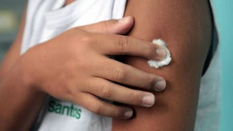 Programa de vacinação visita escola na Zona Noroeste de Santos - Imagem: reprodução Prefeitura de Santos
