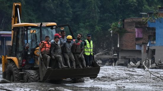 Colapso de geleira no Himalaia provoca tragédia com centenas de mortos e turistas desaparecidos - Foto: Prakash Mathema/AFP