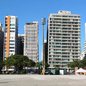 Prédios inclinados na orla de Santos são acompanhados por meio de laudos técnicos; segundo a Prefeitura, nenhum deles necessita de intervenção estrutural neste momento - Imagem: A Tribuna Jornal