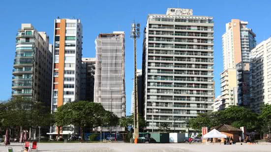 Prédios inclinados na orla de Santos são acompanhados por meio de laudos técnicos; segundo a Prefeitura, nenhum deles necessita de intervenção estrutural neste momento - Imagem: A Tribuna Jornal