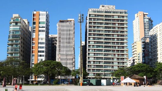 Representantes de condomínios, especialistas e Prefeitura de Santos discutem alternativas de financiamento para obras de reaprumo em edifícios inclinados da orla santista - Imagem: A Tribuna Jornal