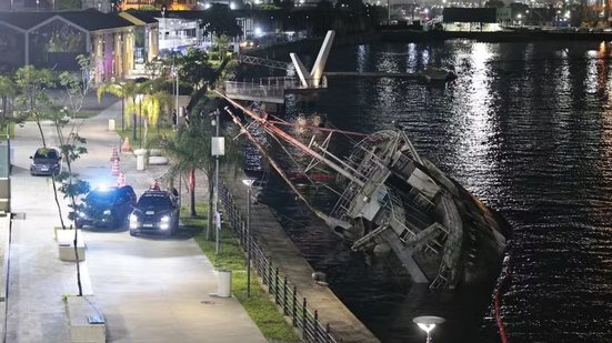 Bombas de sucção instaladas no navio Professor W. Besnard serão utilizadas em teste de reflutuação previsto para a próxima semana no Porto de Santos - Imagem: Silvio Luiz/A Tribuna Jornal
