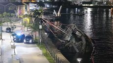 Bombas de sucção instaladas no navio Professor W. Besnard serão utilizadas em teste de reflutuação previsto para a próxima semana no Porto de Santos - Imagem: Silvio Luiz/A Tribuna Jornal