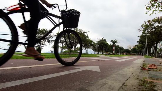 Ciclovia da orla de Santos, onde um ciclista de 24 anos relatou ter sido agredido após questionar a presença de duas crianças no local. O caso aconteceu no domingo (27), no bairro Embaré - Imagem: Arquivo/Alexsander Ferraz/A Tribuna Jornal