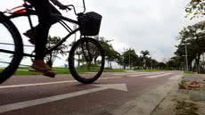 Ciclovia da orla de Santos, onde um ciclista de 24 anos relatou ter sido agredido após questionar a presença de duas crianças no local. O caso aconteceu no domingo (27), no bairro Embaré - Imagem: Arquivo/Alexsander Ferraz/A Tribuna Jornal