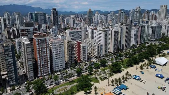Novos prédios residenciais e de uso misto em Santos deverão gerar a doação de uma muda de árvore por apartamento construído. A lei foi sancionada nesta terça-feira (6) e prevê multa de R$ 100 por unidade não entregue dentro do prazo de 120 dias - Imagem: Alexsander Ferraz/A Tribuna Jornal