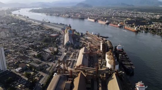 O canal de acesso ao Porto de Santos poderá ser concedido à iniciativa privada por 25 anos. A proposta prevê aprofundamento dos atuais 15 metros para 17 metros, além de uma receita bruta estimada em R$ 23 bilhões durante o período do contrato - Imagem: Alexsander Ferraz