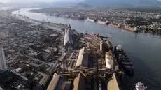 O canal de acesso ao Porto de Santos poderá ser concedido à iniciativa privada por 25 anos. A proposta prevê aprofundamento dos atuais 15 metros para 17 metros, além de uma receita bruta estimada em R$ 23 bilhões durante o período do contrato - Imagem: Alexsander Ferraz