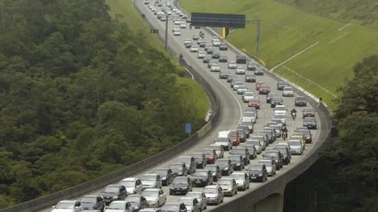 As rodovias de acesso à Baixada Santista devem receber cerca de 1,3 milhão de veículos durante o feriado de Finados - Imagem: Arquivo A Tribuna