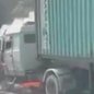 Caminhão pega fogo no sentido Guarujá e mobiliza bombeiros na Cônego Domênico Rangoni - Imagem: Reprodução