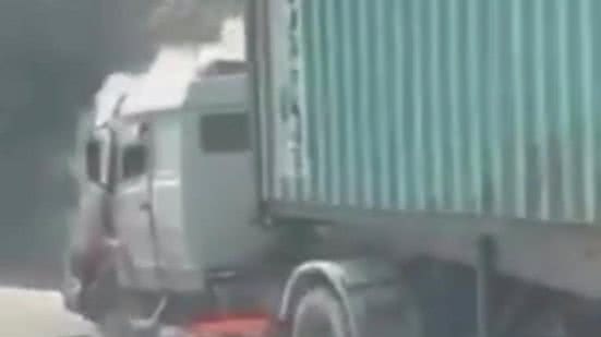 Caminhão pega fogo no sentido Guarujá e mobiliza bombeiros na Cônego Domênico Rangoni - Imagem: Reprodução
