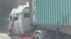 Caminhão pega fogo no sentido Guarujá e mobiliza bombeiros na Cônego Domênico Rangoni - Imagem: Reprodução