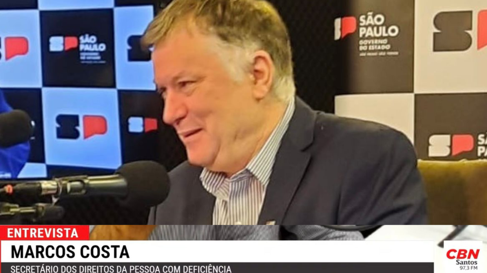 O secretário explica que uma das grandes barreiras que a pessoa com deficiência enfrenta é a da comunicação - Imagem: Divulgação/ CBN Santos