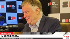 O secretário explica que uma das grandes barreiras que a pessoa com deficiência enfrenta é a da comunicação - Imagem: Divulgação/ CBN Santos