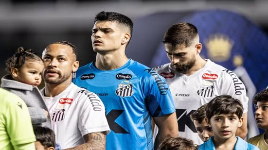 Projeto aprovado em Santos pode alterar protocolo pré-jogo na Vila Belmiro, incluindo execução do hino municipal - Imagem: Santos FC