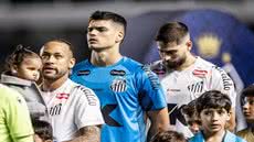 Projeto aprovado em Santos pode alterar protocolo pré-jogo na Vila Belmiro, incluindo execução do hino municipal - Imagem: Santos FC