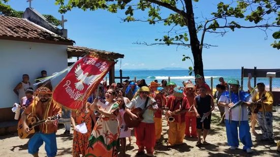 Apresentação da Folia de Reis está entre as atrações da primeira Festa da Semana Caiçara realizada em Guarujá - Imagem: Arquivo/Prefeitura Municipal de Guarujá