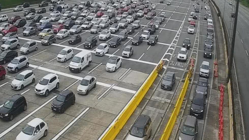 Concessionária Ecovias recomenda que caminhões e carretas, com destino à capital, utilizem o trecho de serra da via Anchieta - Imagem: Reprodução/ Ecovias