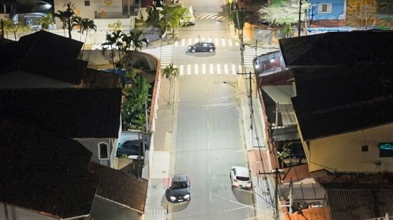 Moradores de Cubatão poderão ligar para a prefeitura e apontar celular para o poste para trocar lâmpadas - Imagem: Divulgação
