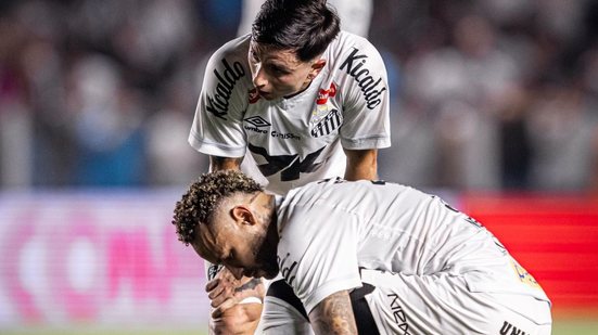 O árbitro Felipe Lima inicialmente confirmou o pênalti, mas após revisão do VAR, a decisão foi revertida - Foto: Raul Baretta / Santos FC