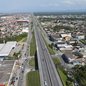 Novas passarelas estão sendo construídas na Rodovia Padre Manoel da Nóbrega, em Itanhaém, como parte de ações voltadas à segurança e acessibilidade - Imagem: Divulgação