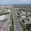 Novas passarelas estão sendo construídas na Rodovia Padre Manoel da Nóbrega, em Itanhaém, como parte de ações voltadas à segurança e acessibilidade - Imagem: Divulgação