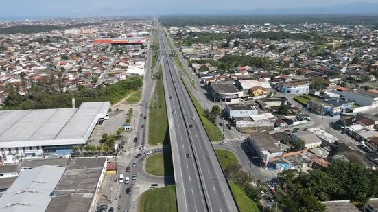 Novas passarelas estão sendo construídas na Rodovia Padre Manoel da Nóbrega, em Itanhaém, como parte de ações voltadas à segurança e acessibilidade - Imagem: Divulgação