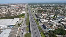 Novas passarelas estão sendo construídas na Rodovia Padre Manoel da Nóbrega, em Itanhaém, como parte de ações voltadas à segurança e acessibilidade - Imagem: Divulgação