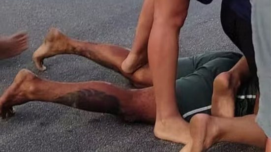 A rápida ação da população impediu que o ladrão fugisse - Imagem: Reprodução