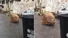 Pedra se desprendeu do Morro São Bento e caiu em uma rua de Santos nesta quarta-feira (23). Ninguém ficou ferido - Imagem: Reprodução