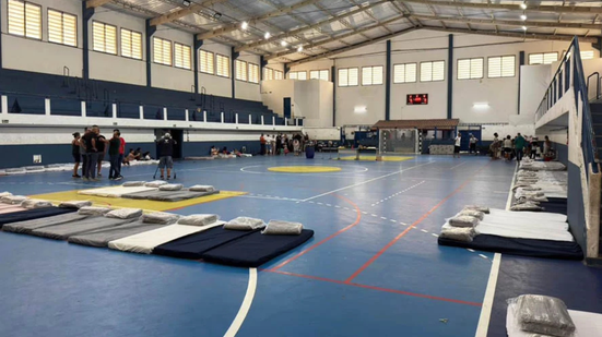 Abrigo emergencial montado no ginásio acolheu famílias afetadas pelas chuvas em Mongaguá - Imagem: Prefeitura de Mongaguá