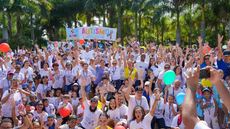 Multidão ocupa a orla durante caminhada do Abril Azul, em ato coletivo por inclusão e respeito às pessoas com autismo no litoral paulista - Imagem: Reprodução