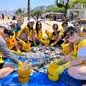 A ação aconteceu na Praia do Embaré, ponto muito impactado pela poluição - Imagem: Redes Sociais