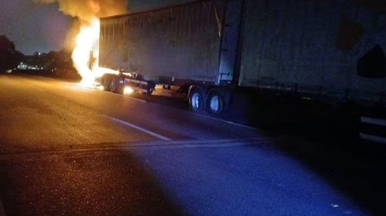 Carreta pega fogo na descida da serra, em Cubatão, e interdita pista da Rodovia Anchieta durante a madrugada desta quarta-feira (29) - Imagem: Reprodução/CCI Artesp