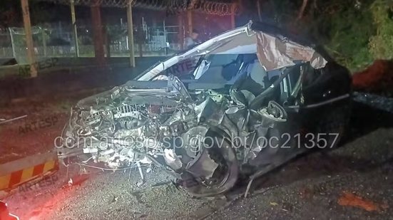 Acidente envolvendo três veículos deixou duas pessoas mortas e outras duas feridas na Rodovia Rio-Santos, em Bertioga, na noite de segunda-feira (12) - Imagem: Portal CCM – Artesp