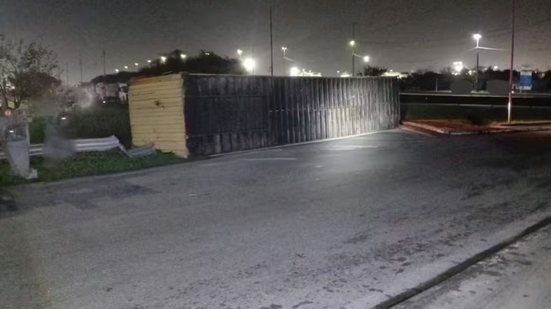 Carreta carregada com 32 toneladas de painéis de alumínio composto tombou no km 65 da Rodovia Anchieta, em Santos - Imagem: Reprodução/CCI Artesp