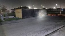 Carreta carregada com 32 toneladas de painéis de alumínio composto tombou no km 65 da Rodovia Anchieta, em Santos - Imagem: Reprodução/CCI Artesp