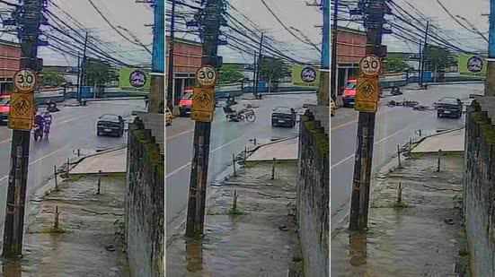 Ciclista de 61 anos foi atropelado por motociclista na Avenida Tancredo Neves, em Guarujá, nesta quarta-feira (23). O acidente foi registrado por uma câmera de monitoramento - Imagem: Reprodução