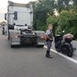 Acidente envolvendo carreta e motocicleta terminou com morte de condutor na Interligação Baixada, em Cubatão - Imagem: Reprodução/CCI Artesp