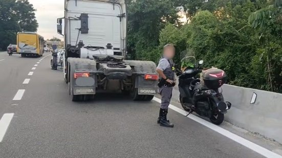 Acidente envolvendo carreta e motocicleta terminou com morte de condutor na Interligação Baixada, em Cubatão - Imagem: Reprodução/CCI Artesp