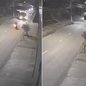 Câmera de segurança registrou o momento em que uma motocicleta atingiu a lateral de um ônibus durante uma conversão no bairro Samaritá, em São Vicente, na quinta-feira (17) - Imagem: Reprodução/Câmera de segurança