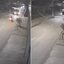 Câmera de segurança registrou o momento em que uma motocicleta atingiu a lateral de um ônibus durante uma conversão no bairro Samaritá, em São Vicente, na quinta-feira (17) - Imagem: Reprodução/Câmera de segurança