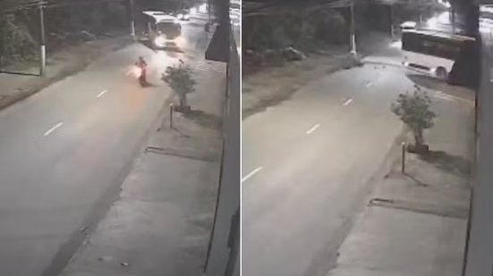 Câmera de segurança registrou o momento em que uma motocicleta atingiu a lateral de um ônibus durante uma conversão no bairro Samaritá, em São Vicente, na quinta-feira (17) - Imagem: Reprodução/Câmera de segurança