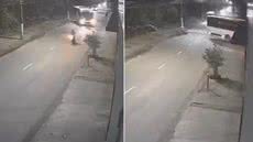 Câmera de segurança registrou o momento em que uma motocicleta atingiu a lateral de um ônibus durante uma conversão no bairro Samaritá, em São Vicente, na quinta-feira (17) - Imagem: Reprodução/Câmera de segurança