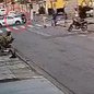 Imagens de segurança mostram a moto em alta velocidade antes da colisão com a caminhonete em um cruzamento residencial - Imagem: Reprodução