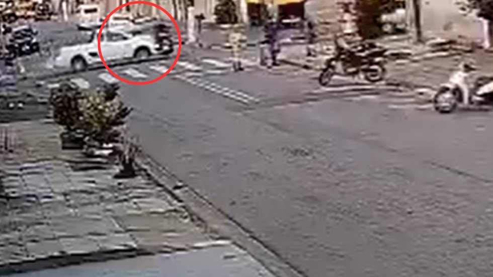 Imagens de segurança mostram a moto em alta velocidade antes da colisão com a caminhonete em um cruzamento residencial - Imagem: Reprodução