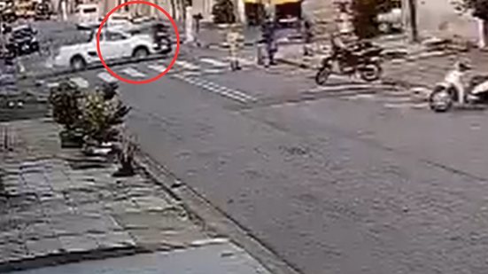 Imagens de segurança mostram a moto em alta velocidade antes da colisão com a caminhonete em um cruzamento residencial - Imagem: Reprodução