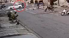 Imagens de segurança mostram a moto em alta velocidade antes da colisão com a caminhonete em um cruzamento residencial - Imagem: Reprodução