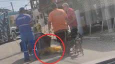 Alessandro Gonçalves, gari de 32 anos, foi atingido por uma moto enquanto trabalhava, resultando em fratura no maxilar - Imagem: Reprodução